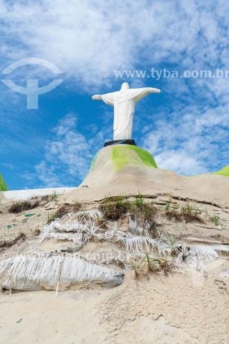 Escultura de areia representando o Cristo Redentor -  Praia de Copacabana - Rio de Janeiro - Rio de Janeiro (RJ) - Brasil