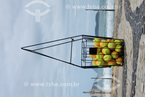 Cesta com bolas de beach tennis - Praia de Ipanema - Rio de Janeiro - Rio de Janeiro (RJ) - Brasil