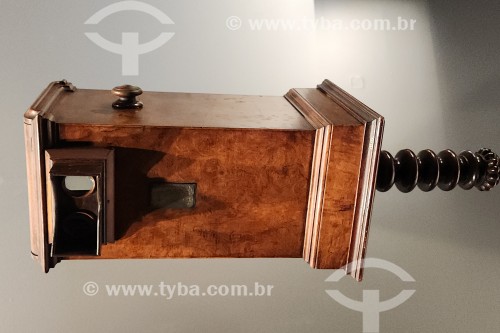 Visor estereoscópico com brasão do Império, século XIX em madeira, metal e vidro - Acervo Museu Histórico Nacional - Instituto Histórico de Museus - Rio de Janeiro - Rio de Janeiro (RJ) - Brasil