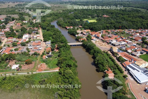 Foto feita com drone do Rio Aporé entre os Estados de Goiás e Mato Grosso do Sul - à esquerda o Municipio de Lagoa Santa e a direita o distrito de São João do Aporé - Lagoa Santa - Goiás (GO) - Brasil