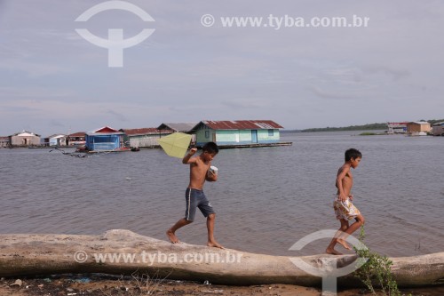 Crianças brincando no Lago de Tefé - Tefé - Amazonas (AM) - Brasil