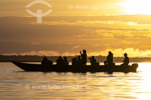 Grupo de fotógrafos ao nascer do sol - Reserva de Desenvolvimento Sustentável Mamirauá - Alvarães - Amazonas (AM) - Brasil