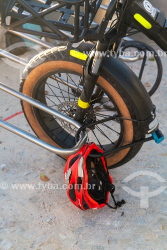 Bicicleta elétrica estacionada e presa em bicicletário - Rio de Janeiro - Rio de Janeiro (RJ) - Brasil