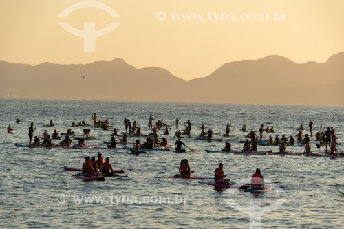 Praticantes de Stand up paddle no posto 6 da Praia de Copacabana assistindo o nascer do sol - Rio de Janeiro - Rio de Janeiro (RJ) - Brasil