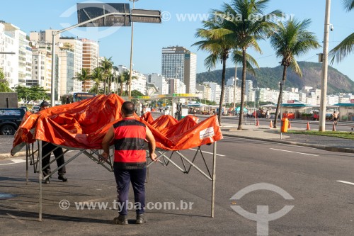 Homem com camisa do Flamengo montando tenda na feira da Rua Rainha Elizabeth - Rio de Janeiro - Rio de Janeiro (RJ) - Brasil