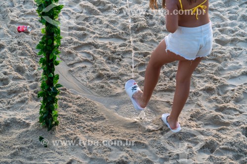 Banhista tomando banho em chuveiro na Praia do Arpoador - Rio de Janeiro - Rio de Janeiro (RJ) - Brasil