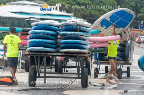 Pranchas de stand up paddle em carrinho de burro-sem-rabo no calçadão da Praia de Copacabana - Rio de Janeiro - Rio de Janeiro (RJ) - Brasil