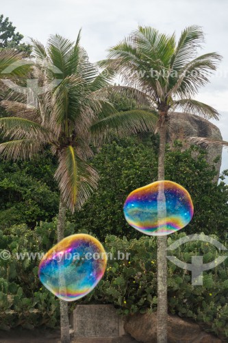 Bolhas de sabão em dia de lazer no Arpoador - Rio de Janeiro - Rio de Janeiro (RJ) - Brasil