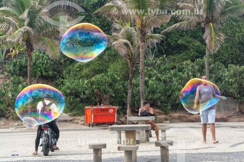 Bolhas de sabão em dia de lazer no Arpoador - Rio de Janeiro - Rio de Janeiro (RJ) - Brasil
