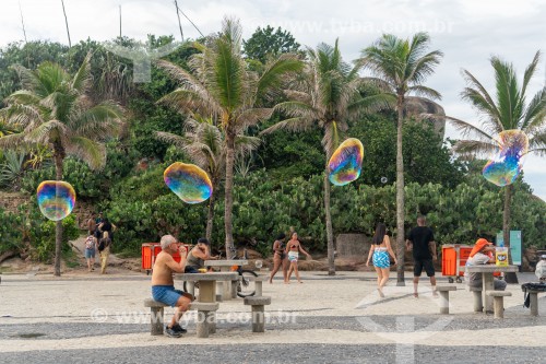 Bolhas de sabão em dia de lazer no Arpoador - Rio de Janeiro - Rio de Janeiro (RJ) - Brasil