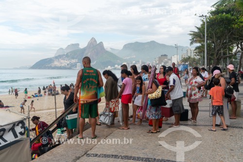 Turistas na orla da Praia do Arpoador - Rio de Janeiro - Rio de Janeiro (RJ) - Brasil