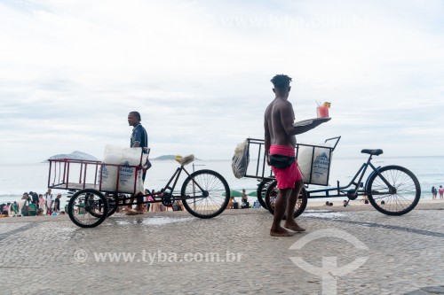 Transporte de gelo em triciclo na Praia do Arpoador - Rio de Janeiro - Rio de Janeiro (RJ) - Brasil