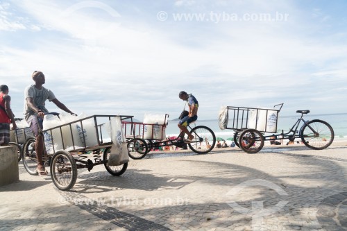 Transporte de gelo em triciclo na Praia do Arpoador - Rio de Janeiro - Rio de Janeiro (RJ) - Brasil