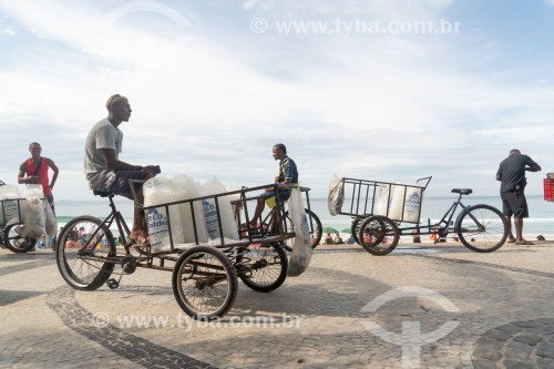 Transporte de gelo em triciclo na Praia do Arpoador - Rio de Janeiro - Rio de Janeiro (RJ) - Brasil