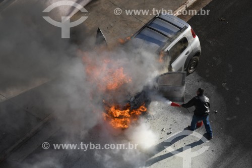 Veículo pegando fogo no bairro Higienópolis - São José do Rio Preto - São Paulo (SP) - Brasil