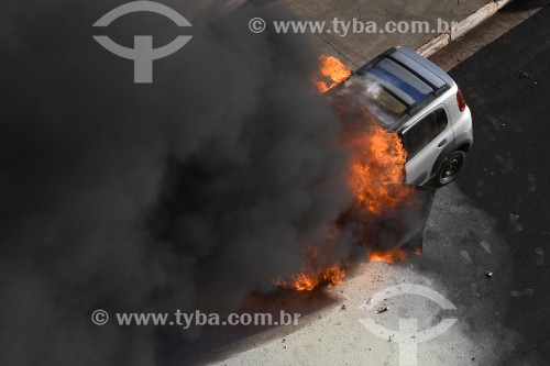 Veículo pegando fogo no bairro Higienópolis - São José do Rio Preto - São Paulo (SP) - Brasil