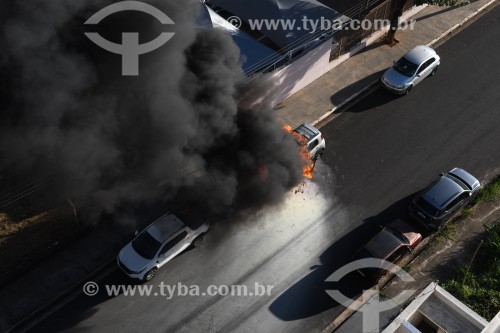 Veículo pegando fogo no bairro Higienópolis - São José do Rio Preto - São Paulo (SP) - Brasil