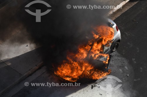 Veículo pegando fogo no bairro Higienópolis - São José do Rio Preto - São Paulo (SP) - Brasil