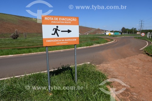 Placa de sinalização de rota de fuga em caso de emergência atrás da barragem da Usina Hidrelétrica de Ilha Solteira - Selvíria - Mato Grosso do Sul (MS) - Brasil