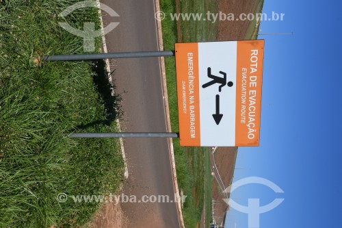 Placa de sinalização de rota de fuga em caso de emergência atrás da barragem da Usina Hidrelétrica de Ilha Solteira - Selvíria - Mato Grosso do Sul (MS) - Brasil