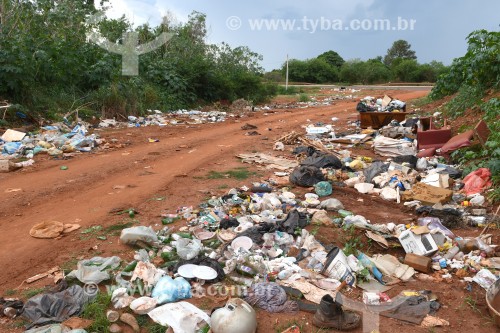 Lixo descartado irregularmente em estrada na zona rural - Selvíria - Mato Grosso do Sul (MS) - Brasil