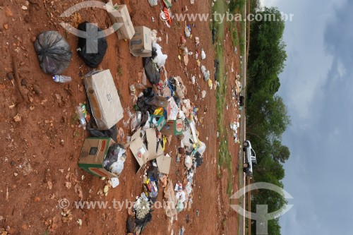 Lixo descartado irregularmente em estrada na zona rural - Selvíria - Mato Grosso do Sul (MS) - Brasil