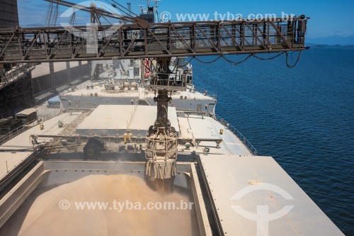 Embarque de soja em navio para exportação - Paranaguá - Paraná (PR) - Brasil