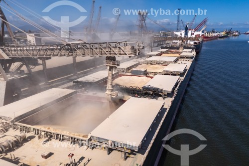 Embarque de soja em navio para exportação - Paranaguá - Paraná (PR) - Brasil