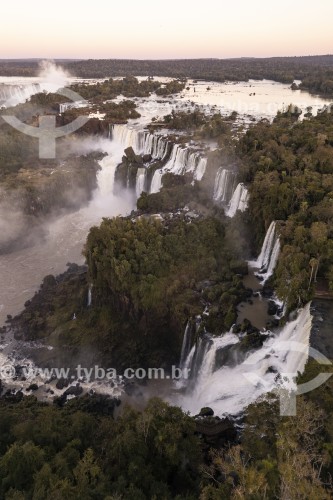 Foto feita com drone de cachoeiras no Parque Nacional do Iguaçu - Fronteira entre Brasil e Argentina - Foz do Iguaçu - Paraná (PR) - Brasil