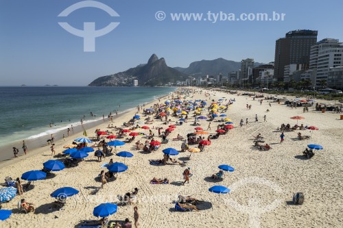 Foto feita com drone da Praia de Ipanema com o Morro Dois Irmãos e a Pedra da Gávea ao fundo - Rio de Janeiro - Rio de Janeiro (RJ) - Brasil
