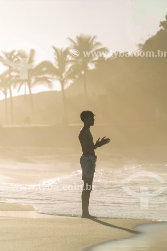 Jovem na Praia do Arpoador - Rio de Janeiro - Rio de Janeiro (RJ) - Brasil