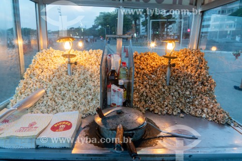 Vendedor ambulante de pipoca  - Posto 6 - Praia de Copacabana - Rio de Janeiro - Rio de Janeiro (RJ) - Brasil