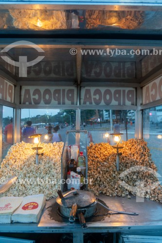 Vendedor ambulante de pipoca  - Posto 6 - Praia de Copacabana - Rio de Janeiro - Rio de Janeiro (RJ) - Brasil
