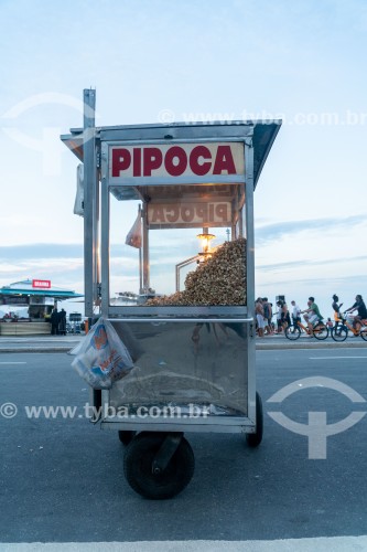 Vendedor ambulante de pipoca  - Posto 6 - Praia de Copacabana - Rio de Janeiro - Rio de Janeiro (RJ) - Brasil