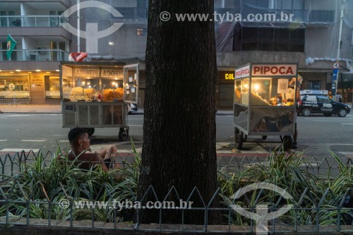 Vendedor ambulante de pipoca  - Posto 6 - Praia de Copacabana - Rio de Janeiro - Rio de Janeiro (RJ) - Brasil