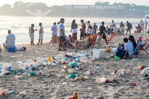 Lixo deixado na areia da Praia de Copacabana após o Reveillon - Rio de Janeiro - Rio de Janeiro (RJ) - Brasil