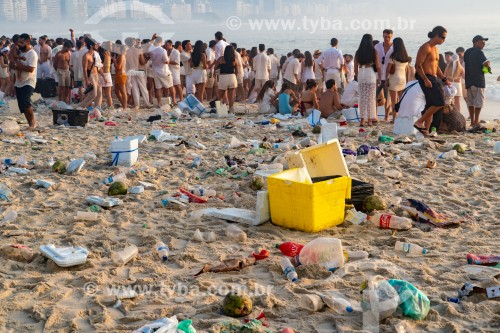 Lixo deixado na areia da Praia de Copacabana após o Reveillon - Rio de Janeiro - Rio de Janeiro (RJ) - Brasil
