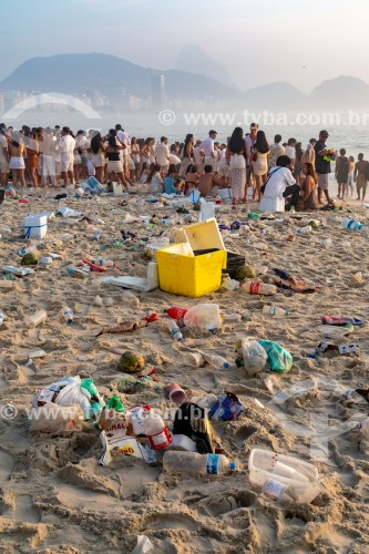 Lixo deixado na areia da Praia de Copacabana após o Reveillon - Rio de Janeiro - Rio de Janeiro (RJ) - Brasil