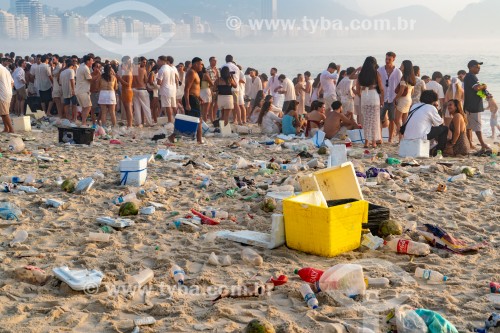 Lixo deixado na areia da Praia de Copacabana após o Reveillon - Rio de Janeiro - Rio de Janeiro (RJ) - Brasil