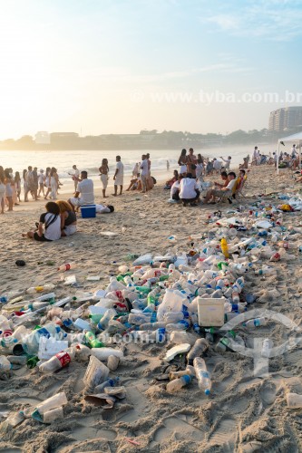 Lixo deixado na areia da Praia de Copacabana após o Reveillon - Rio de Janeiro - Rio de Janeiro (RJ) - Brasil