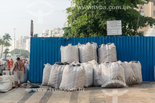 Sacos com latinhas de aluminio para reciclagem - Praia de Copacabana - Rio de Janeiro - Rio de Janeiro (RJ) - Brasil