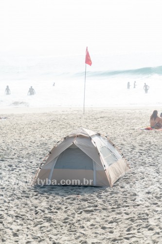Barraca de camping na Praia do Arpoador após o  Reveillon 2025 - Rio de Janeiro - Rio de Janeiro (RJ) - Brasil