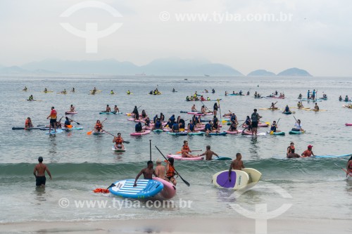 Praticantes de Stand up paddle no posto 6 da Praia de Copacabana assistindo o nascer do sol - Rio de Janeiro - Rio de Janeiro (RJ) - Brasil