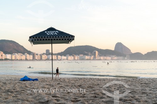 Praticantes de Stand up paddle no posto 6 da Praia de Copacabana assistindo o nascer do sol - Rio de Janeiro - Rio de Janeiro (RJ) - Brasil
