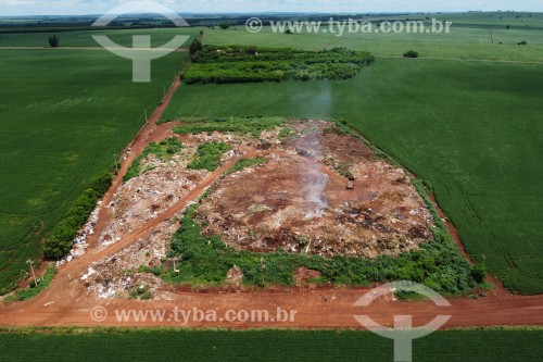 Foto feita com drone de aterro de descarte de lixo sólido em meio a plantação de soja - Guaíra - São Paulo (SP) - Brasil