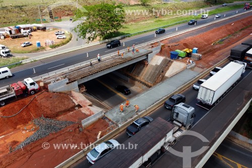 Foto feita com drone de homens trabalhando na construção da terceira  faixa em viaduto da Rodovia Washington Luís (SP-310) - Mirassol - São Paulo (SP) - Brasil
