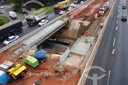 Foto feita com drone de homens trabalhando na construção da terceira  faixa em viaduto da Rodovia Washington Luís (SP-310) - Mirassol - São Paulo (SP) - Brasil
