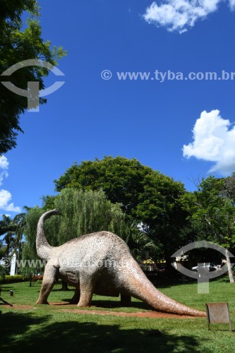 Réplica de dinossauro - Geossítio Peirópolis e do Centro de Pesquisas Paleontológicas Llewellyn Ivor Price - Projeto Geopark Uberaba ? Terra de Gigantes - Uberaba - Minas Gerais (MG) - Brasil