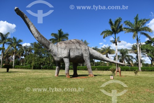 Réplica de dinossauro - Geossítio Peirópolis e do Centro de Pesquisas Paleontológicas Llewellyn Ivor Price - Projeto Geopark Uberaba ? Terra de Gigantes - Uberaba - Minas Gerais (MG) - Brasil