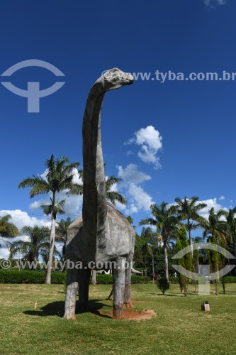 Réplica de dinossauro - Geossítio Peirópolis e do Centro de Pesquisas Paleontológicas Llewellyn Ivor Price - Projeto Geopark Uberaba ? Terra de Gigantes - Uberaba - Minas Gerais (MG) - Brasil